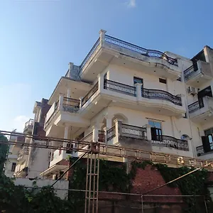 Varuna Palace-fully Vaccinated Staff Accommodatie bij particulieren Benares